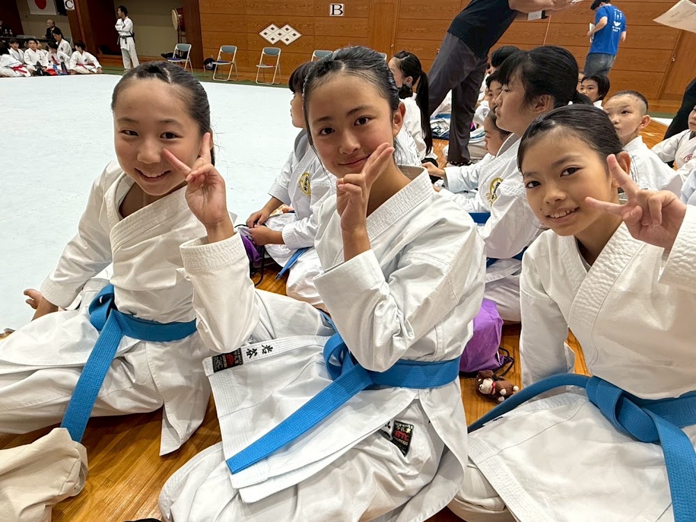 ピースサインで笑顔の女の子たち