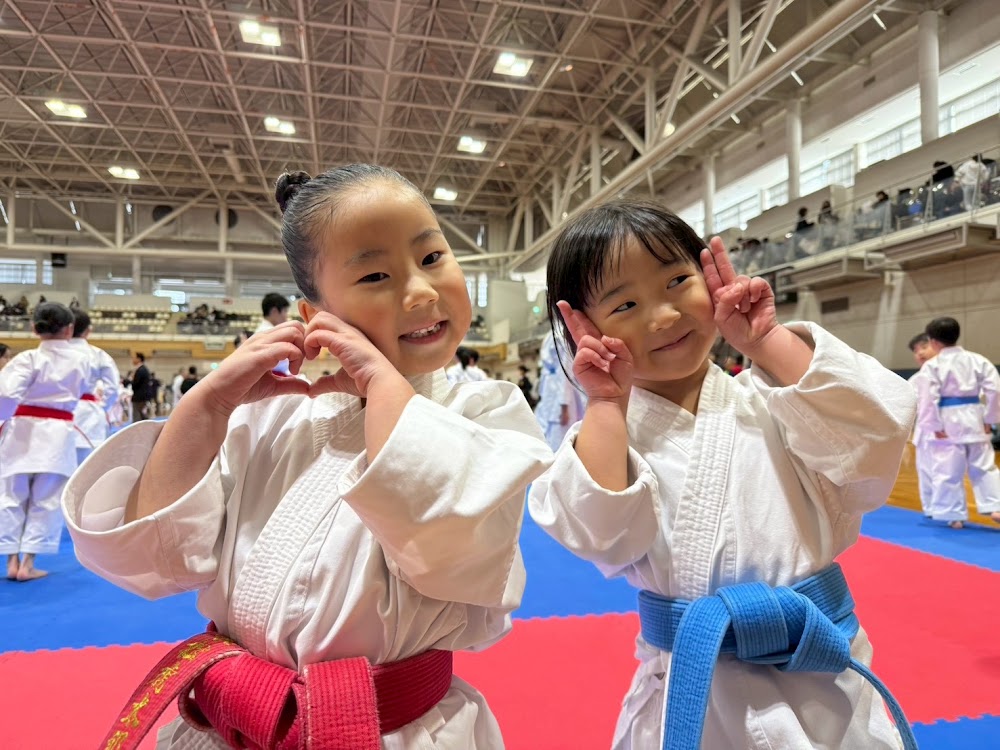 ハートのポーズで笑顔の女の子2人