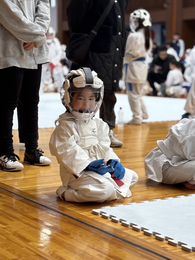 防具をつけて出番を待つ幼児