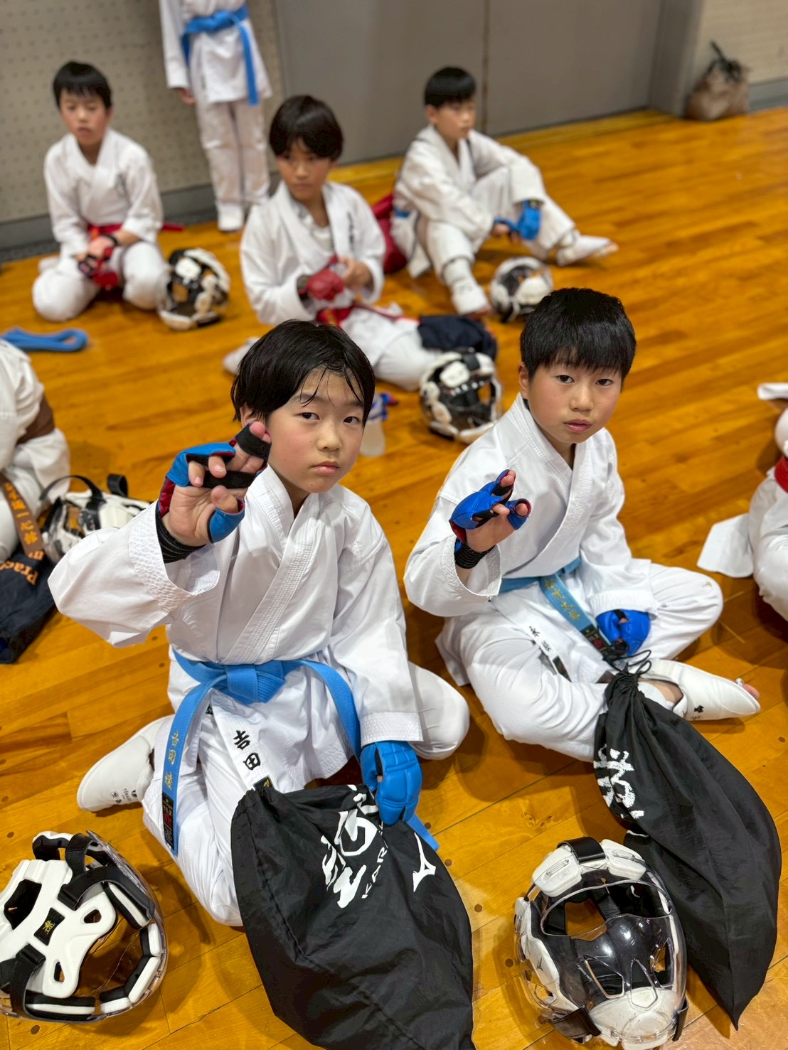 ミットを構える男の子たち